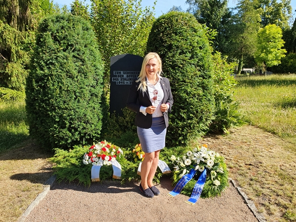 Carolin Bachmann gedenkt der Opfer des Stalinismus