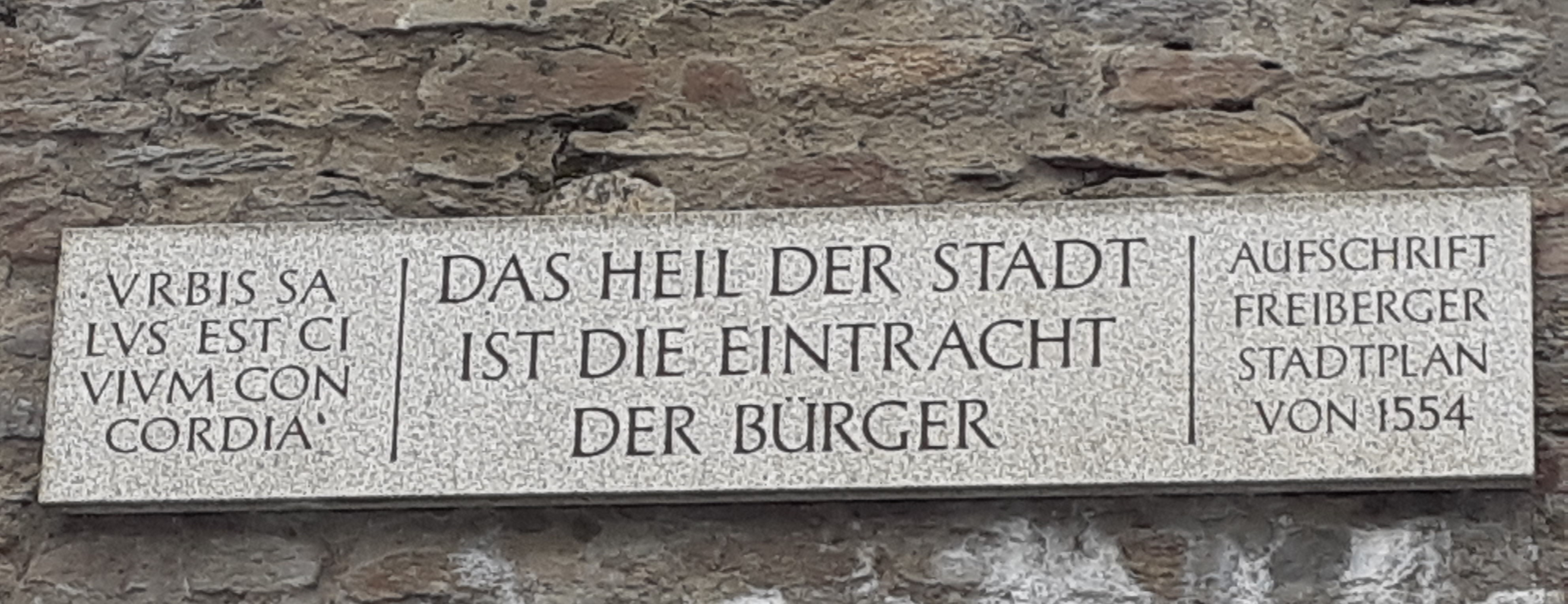 Inschrift an der Stadtmauer, Einfahrt zum Parkhaus Fischerstraße, Schillerstraße "Das Heil der Stadt ist die Eintracht der Bürger" Inschrift an der Stadtmauer, Einfahrt zum Parkhaus Fischerstraße, Schillerstraße, "Das Heil der Stadt ist die Eintracht der Bürger"